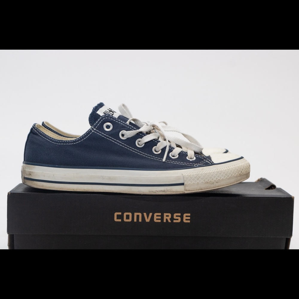 Converse Navy low top (M sz 8) (W sz 10)